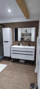 uma cozinha com um frigorífico branco e piso em azulejo em Charmante maison de plain-pied em Rochefort