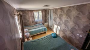 1 dormitorio con 1 cama y una pared con un mural en guesthouse gareji, en Udabno