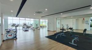 een fitnessruimte met loopbanden en fitnessapparatuur in een gebouw bij Ais-Kacang Sweet Home Pinnacle Tower in Johor Bahru