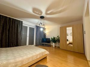 Schlafzimmer mit einem Bett und einem Deckenventilator in der Unterkunft Apartament Sweet Time in Bieliny
