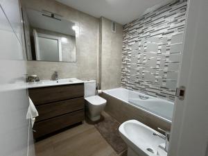 une salle de bain avec un lavabo, des toilettes et une baignoire dans l'établissement Apartamento Elena, à Fuengirola
