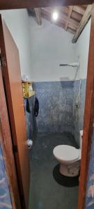 Habitación con baño pequeño con aseo. en Casa do ET caraiva xando, en Porto Seguro