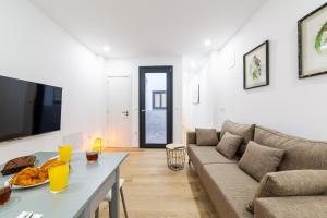 a living room with a couch and a table at Trendy Homes Lepanto II, a 5 minutos de Puerta Purchena in Almería