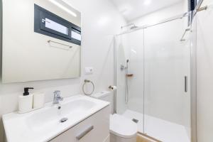 a bathroom with a sink and a shower at Trendy Homes Lepanto II, a 5 minutos de Puerta Purchena in Almería +10 photos