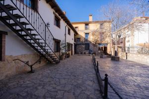 eine Kopfsteinpflasterstraße in einem alten Gebäude mit einer Treppe in der Unterkunft Casa del Agüelo in Cella