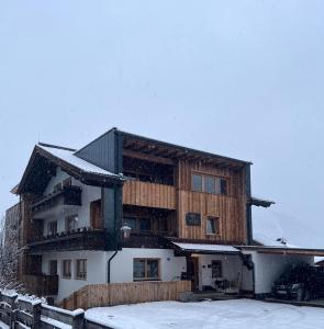 un gran edificio con nieve en el suelo en Chic lodge-apartments, en Ehrwald