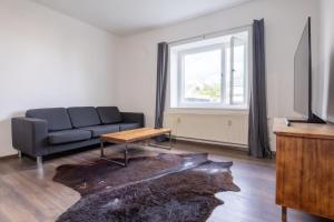 a living room with a couch and a table at Urige Wohnung mit zwei Betten und genialer Küche in Mügeln