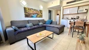- un salon avec un canapé et une table dans l'établissement Apartment with sea view, à Haïfa