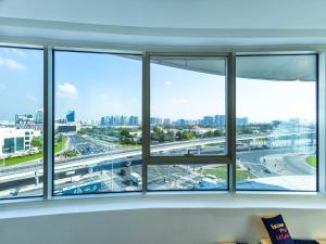 ドバイにあるAvantha By Afi luxury 2BHK apartmentの大きな窓から市街の景色を望めます。