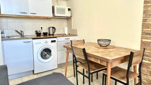 - une cuisine avec une table et un lave-linge dans l'établissement Apartment with sea view, à Haïfa