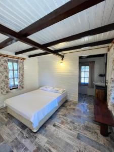 1 dormitorio con 1 cama grande en una habitación en Kızılbük Ahşap Evleri en Datca