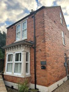 Casa de ladrillo rojo con ventana blanca en Millwright Villa - sleeps 7 en Lincolnshire