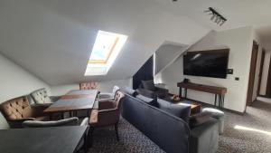 sala de estar con sofás y TV en Sunny Mountain Apartment - Zlatibor, Serbia - SPA & WELLNESS CENTER en Zlatibor