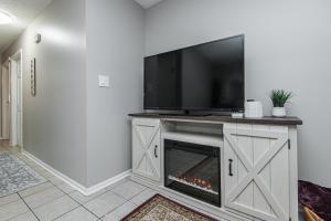 a living room with a fireplace and a flat screen tv at 2 Bedroom Oasis 5 Mins to Mayo Clinic in Rochester