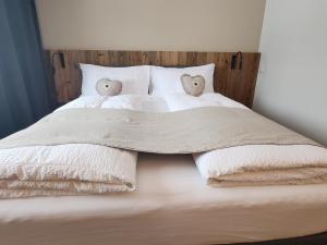 Pension fein & sein في شوارزسي: سرير بملاءات بيضاء ووسادتين
