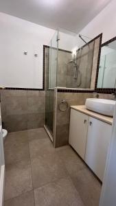 een badkamer met een douche, een wastafel en een spiegel bij CAPRI DESIGN ROOM in Capri