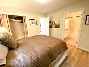 1 dormitorio con 1 cama grande en una habitación en Creekside Cottage in the City, en Portland