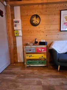 Zimmer mit einem Bett und einem Tisch mit Büchern in der Unterkunft Studio type chalet in Gérardmer