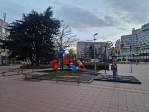 un parque con parque infantil en una ciudad en Уютен 2-стаен Апартамент в Центъра на Добрич, en Dobrich