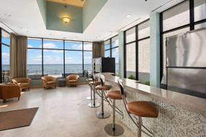 una sala de espera con vistas al océano en Sandestin Bayfront Studio with balcony and breathtaking views en Destin