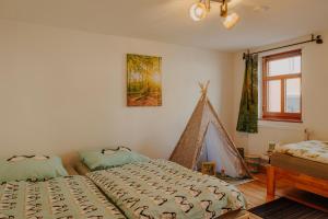 a bedroom with two beds and a play tent at Ferienwohnung Wanderslust zentral in Ilmenau in Ilmenau