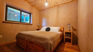 a bedroom with a bed and a window at Citrino - Alojamiento Responsable en la naturaleza in Bella Vista