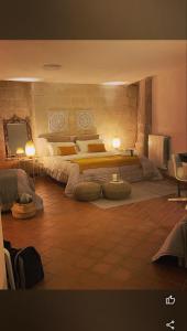 Dimora 1919 Luxury Loft في ماتيرا: غرفة نوم بسرير كبير وعليها مصباحين