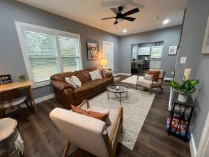 ein Wohnzimmer mit Sofa und Tisch in der Unterkunft Mid Century 1/4 mile to Downtown Main Street - breweries, coffee, dining, shops in Monroe