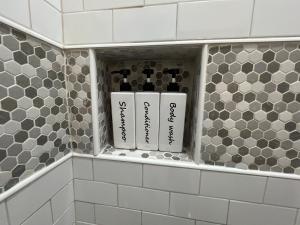 eine Nische im Bad mit zwei Flaschen Wein in der Unterkunft Mid Century 1/4 mile to Downtown Main Street - breweries, coffee, dining, shops in Monroe + 30 Fotos