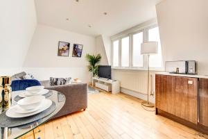 a living room with a table and a couch at Affordable Apartment In London Bridge - 10 Per Cent Off Weekly Bookings! in London