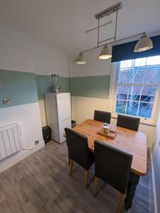 a dining room with a wooden table and chairs at Avon’s Rest in Stratford-upon-Avon +13 photos