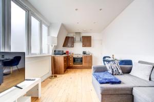 a living room with a couch and a kitchen at Affordable Apartment In London Bridge - 10 Per Cent Off Weekly Bookings! in London