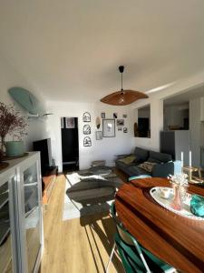 sala de estar con sofá y mesa en Lumineux et calme avec terrasse - parking gratuit, en Montpellier