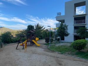 une aire de jeux avec toboggan en face d'un bâtiment dans l'établissement Dpto tipo Resort, à Viña del Mar