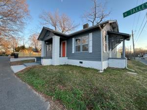 ein kleines Haus am Straßenrand in der Unterkunft Mid Century 1/4 mile to Downtown Main Street - breweries, coffee, dining, shops in Monroe