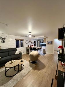 un salon avec un canapé et une table dans l'établissement Appart entre lac et montagne, à Saint-Jean-de-Sixt
