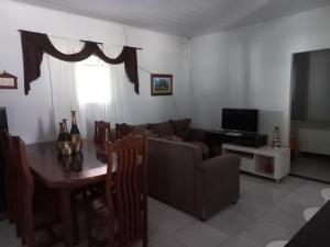 uma sala de estar com um sofá e uma mesa em Chácara Família Nacer em Serra de São Bento