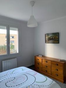 1 dormitorio con 1 cama, vestidor y ventana en Appartement T3 - 70m² - L'Espérance, en La Seyne-sur-Mer