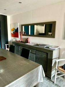 comedor con mesa y espejo en Appartement T3 - 70m² - L'Espérance, en La Seyne-sur-Mer