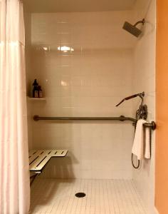 baño con cabina de ducha con banco en Petaluma Warehouse Lofts, Unit B en Petaluma