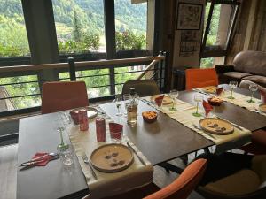 una mesa con platos de comida en un restaurante en Escargot de Neige, en La Bresse