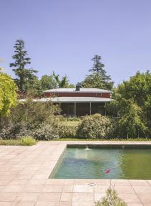 盧漢德庫約的住宿－Enlace Casa de Huespedes，一座游泳池,其建筑背景为: