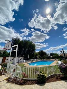 a swimming pool with a basketball hoop at Alojamiento RBOY Las Mariposas in Chillán