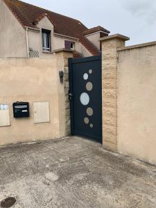 ein Garagentor mit einem Gemälde darauf in der Unterkunft Petit studio proche de l’aéroport Charles de Gaulle in Villepinte