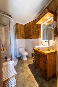 A bathroom at Huiro Lodge