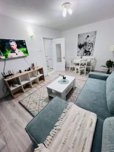 Μια τηλεόραση ή/και κέντρο ψυχαγωγίας στο Apartament Dany