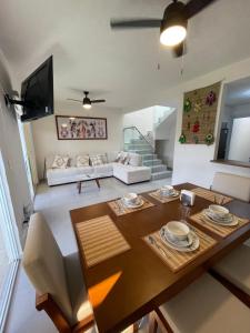 a living room with a table and a couch at Bonita casa muy cómoda y con piscina in Naranjo