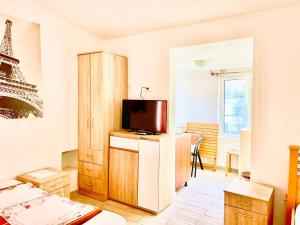 Pokój z łóżkiem, telewizorem i wieżą w obiekcie Apartments Bella w Kotorze