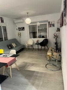 - un salon avec un canapé et une table dans l'établissement Apartamento completo, mascotas aceptadas, à Arenales del Sol