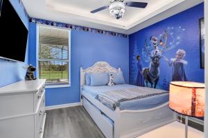 a childs bedroom with a blue wall at Themed Luxury 6BR Getaway with Resort Amenities in Orlando